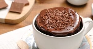 Receita de Bolo de Caneca de Chocolate com Cobertura Fácil